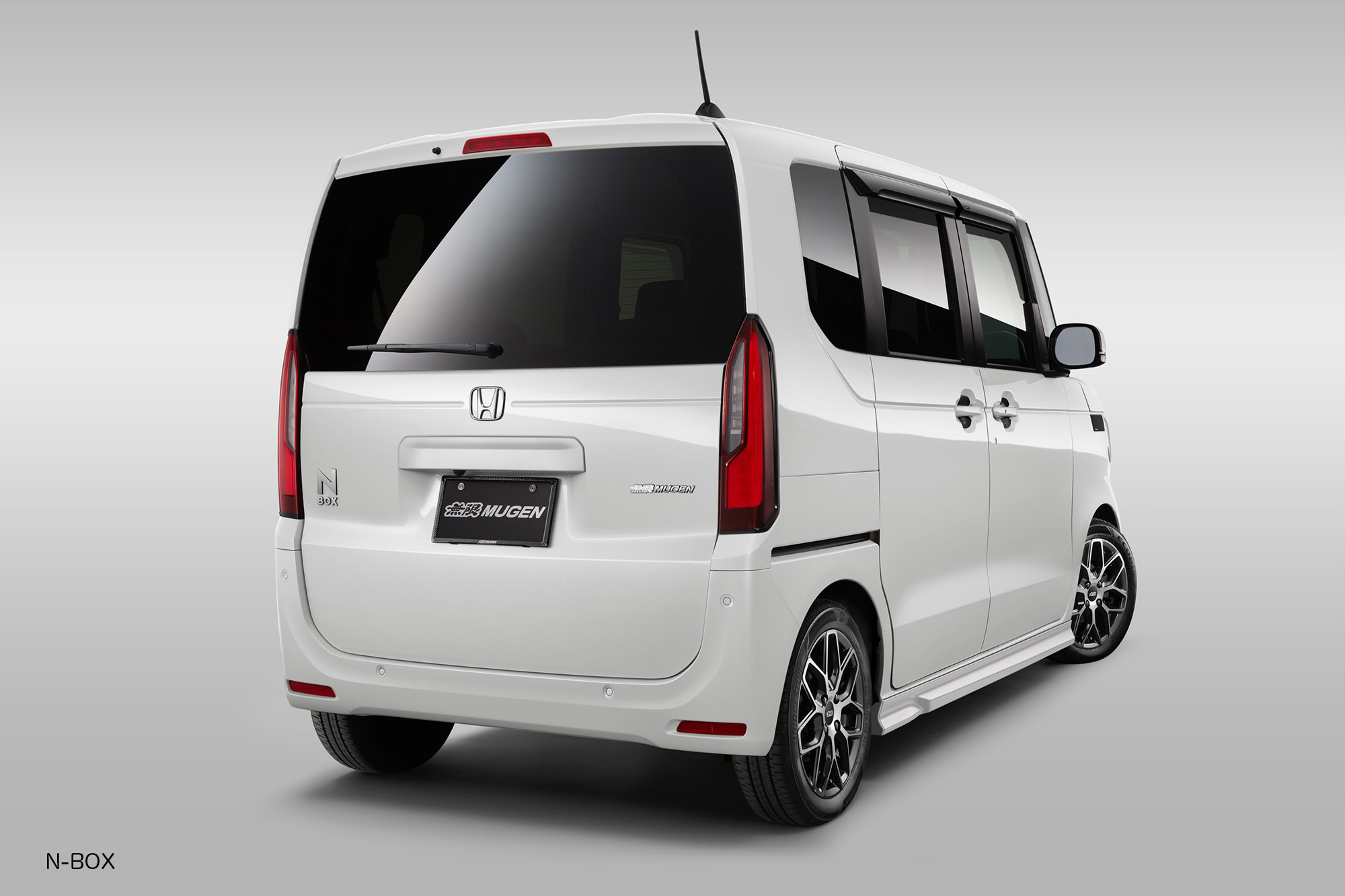 Honda N-BOX Custom (ホワイト) フルアクションラジオ